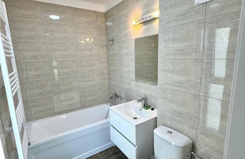 Location d’un appartement récemment rénové de 3 pièces, 6ᵉ secteur, quartier Chiajna, Bucarest, Roumanie